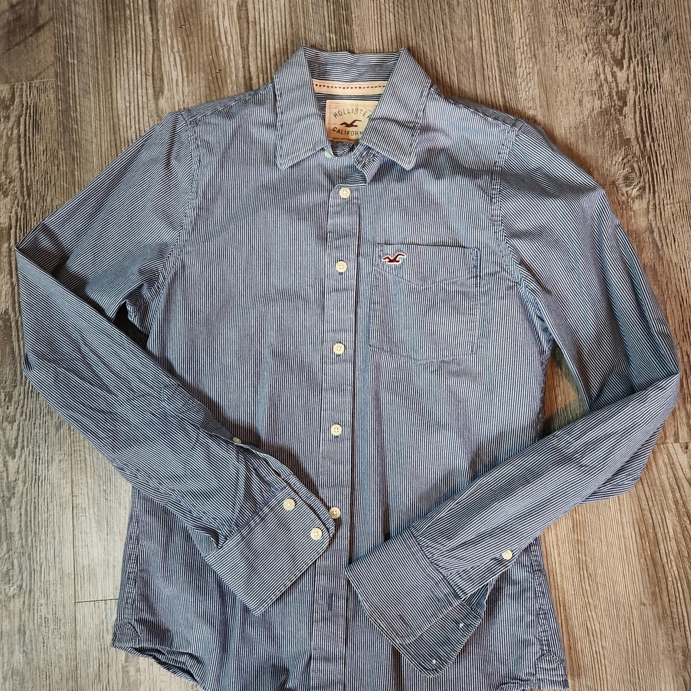 Hollister Men's Navy Striped Button-Down Shirt
